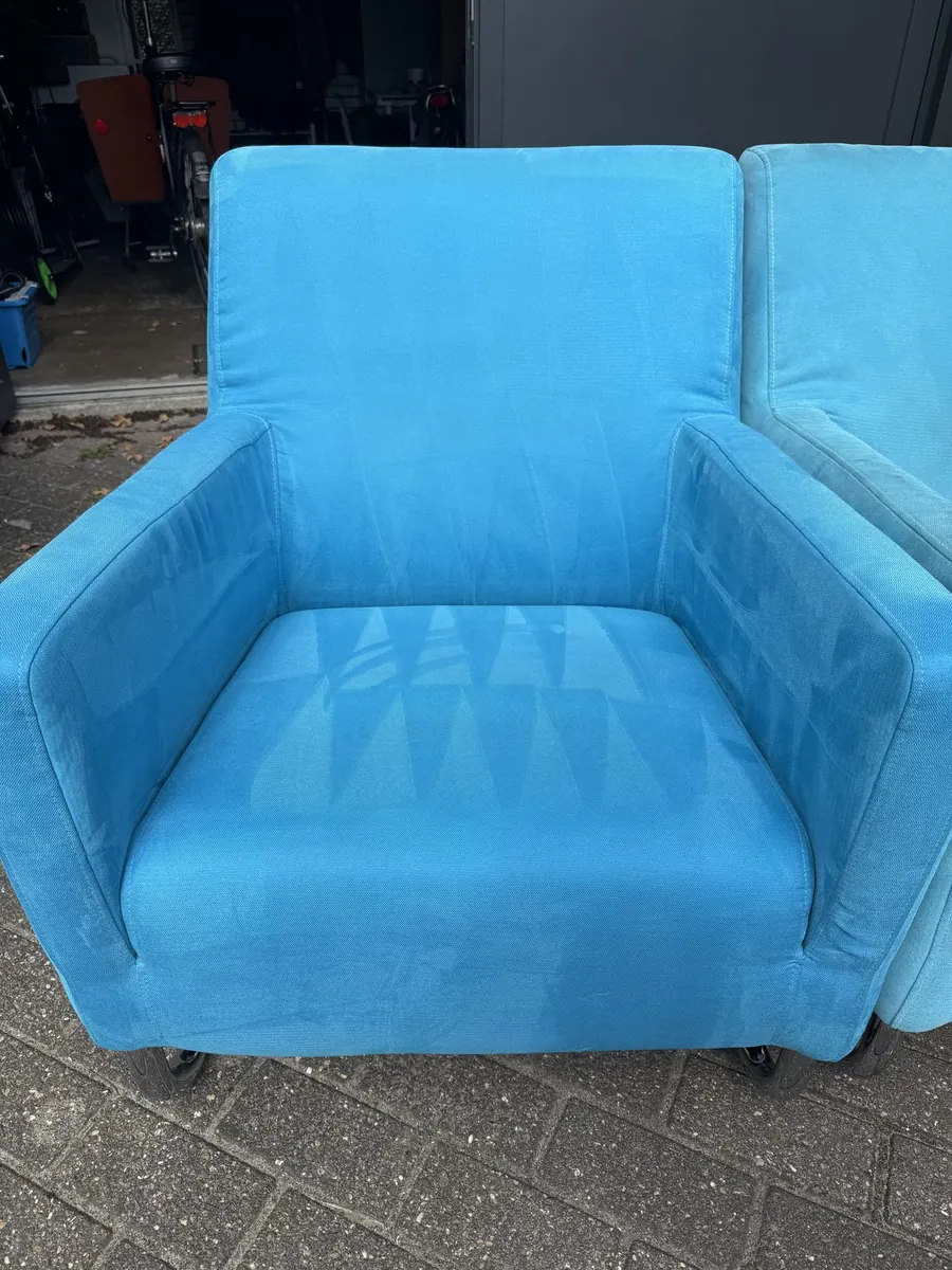 Turquoise fauteuil na reiniging door JS Reiniging