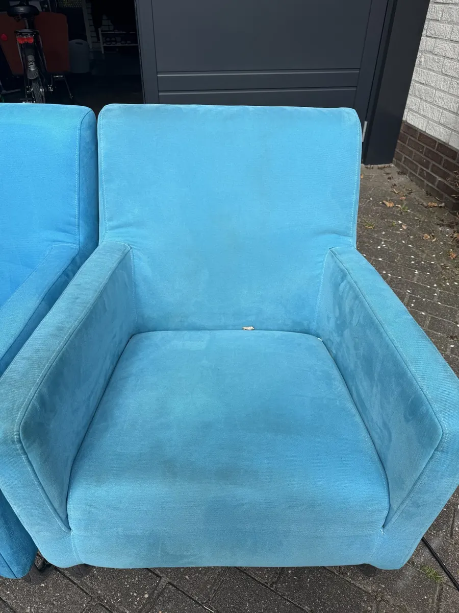 Turquoise fauteuil voor de reiniging