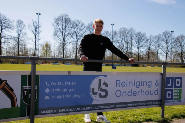 JS Reiniging bij het eigen bedrijfsbord langs een sportveld