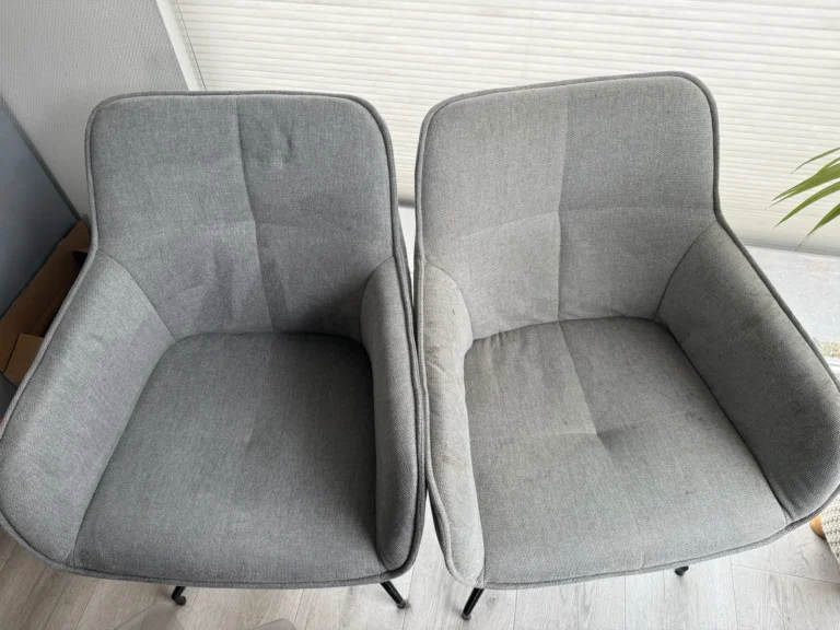 Twee grijze gestoffeerde stoelen bij een reinigingsopdracht