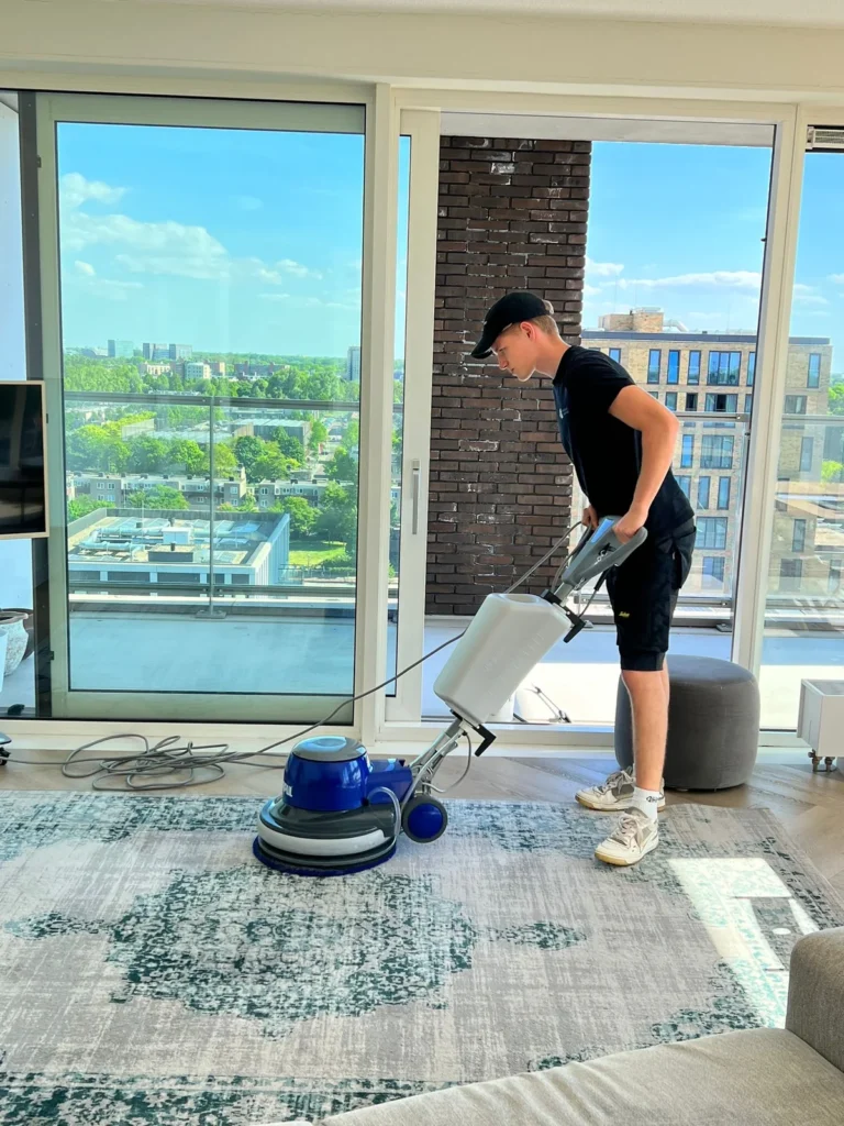 Reiniging van een vloerkleed met een professionele reinigingsmachine